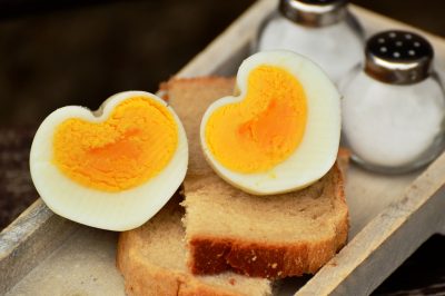 Eieren en boterhammen zijn rijk aan eiwitten.