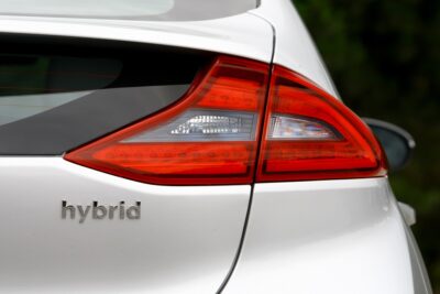 Stap in de bestuurdersstoel van de toekomst Alles over hybride auto's